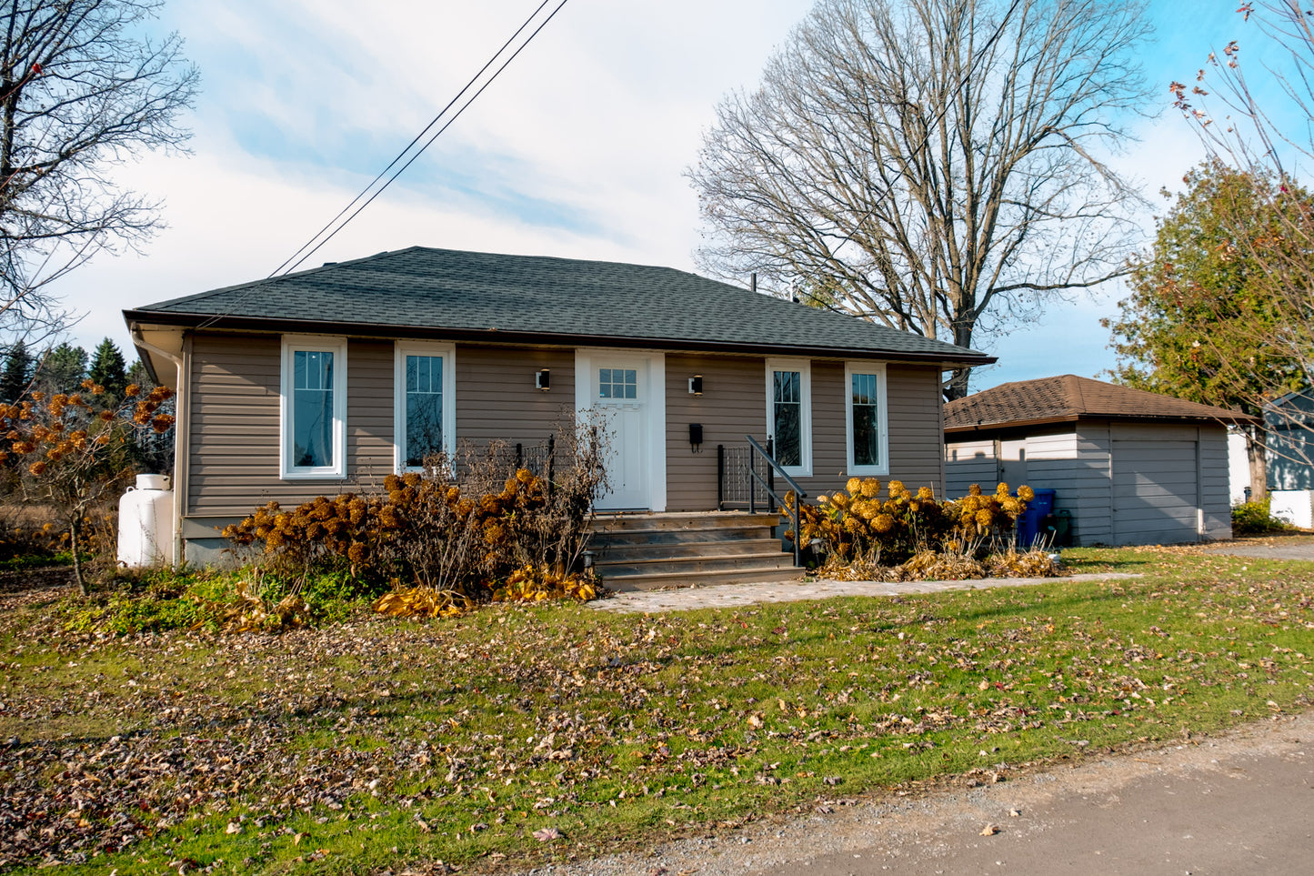 Kemptville Bungalow - Furnished 2 Bedroom, 2 Full Bathroom