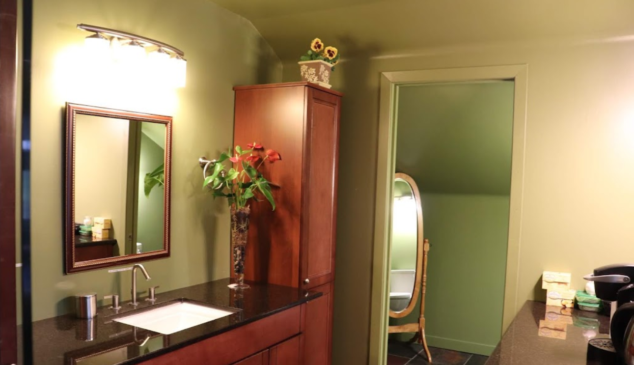 Kemptville - Abbott Road Suites - South Suite Furnished Rental with King Bed