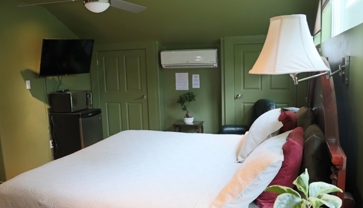 Kemptville - Abbott Road Suites - South Suite Furnished Rental with King Bed